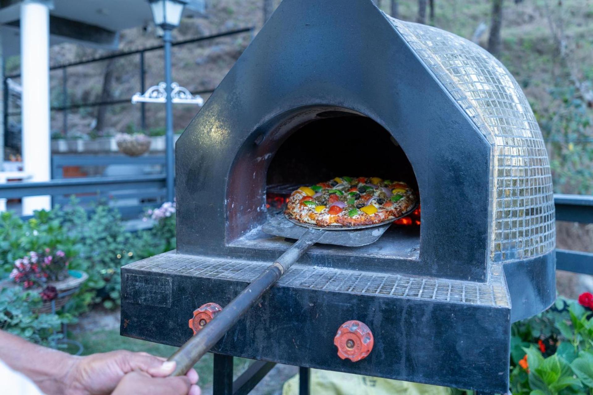 Stayvista At Floradale W Jacuzzi & Wood-Fire Pizza Kasauli Εξωτερικό φωτογραφία