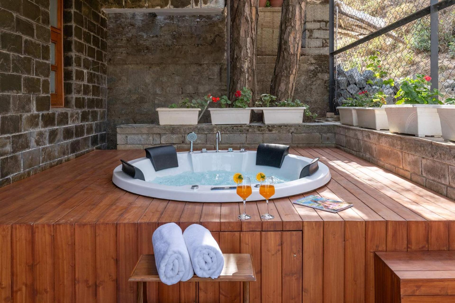 Stayvista At Floradale W Jacuzzi & Wood-Fire Pizza Kasauli Εξωτερικό φωτογραφία