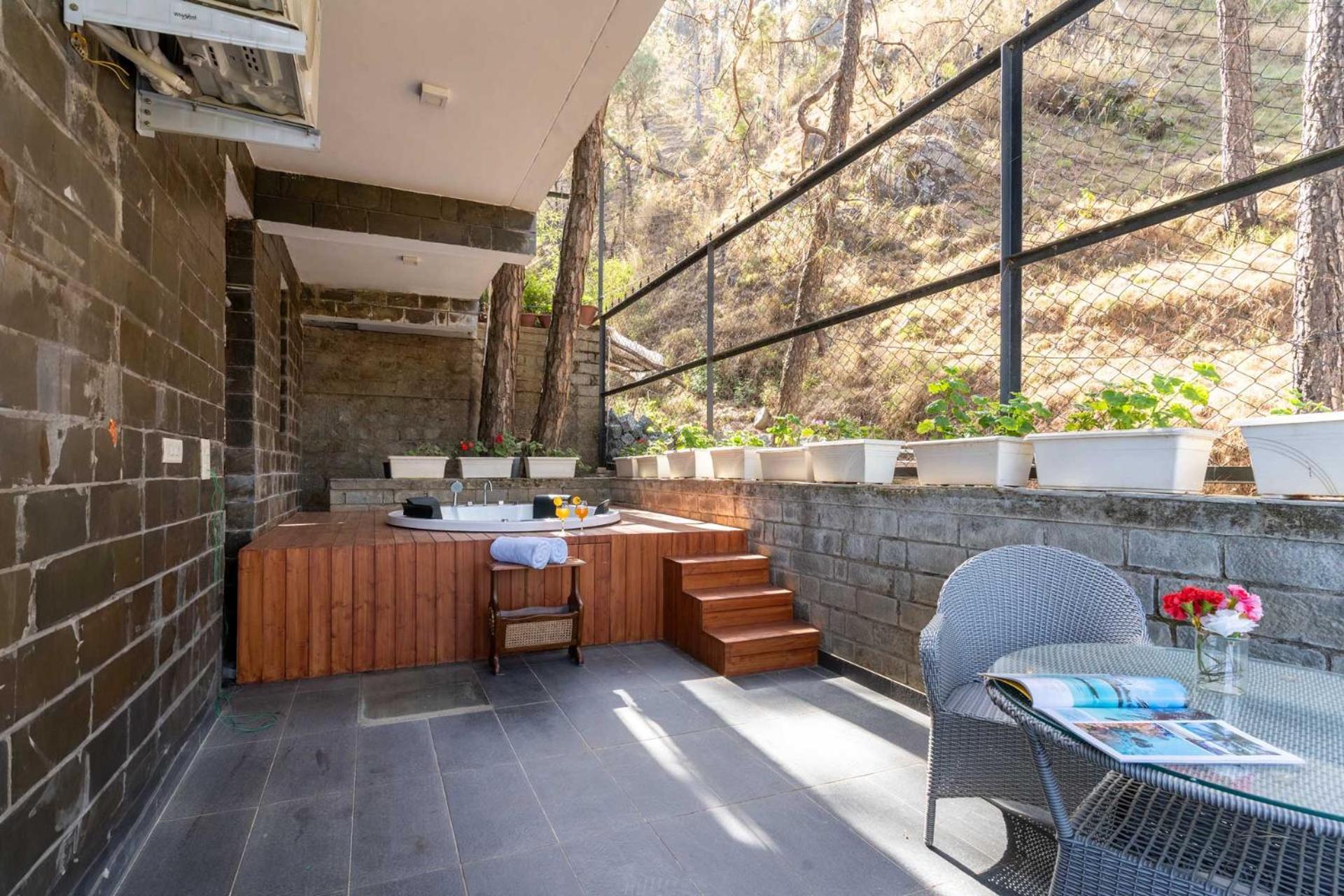 Stayvista At Floradale W Jacuzzi & Wood-Fire Pizza Kasauli Εξωτερικό φωτογραφία